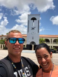 Laczó Szabolcs és Kitti Cape Coralban iskolájuk előtt